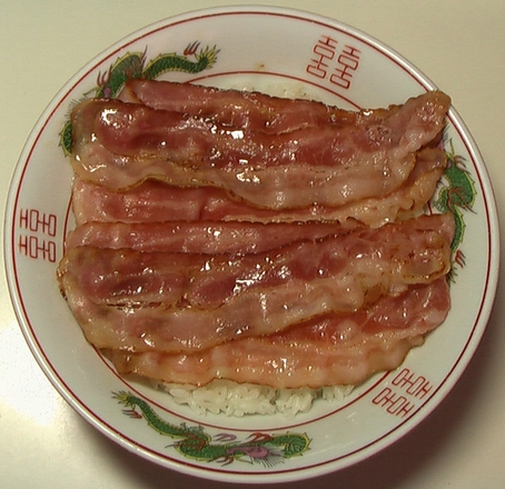 ベーコン丼（ビデオカメラで撮影）